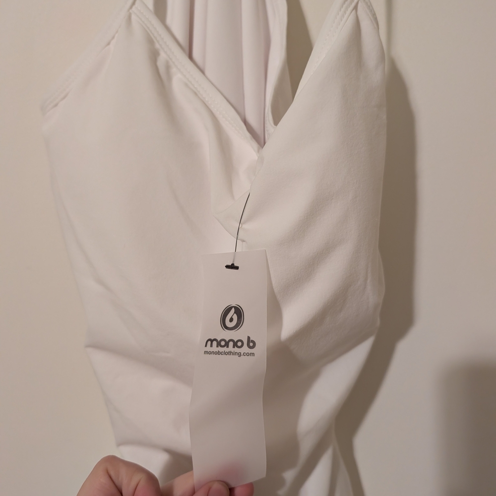 Elegant White Sleeveless Tennis Dress - Picture 4 of 5